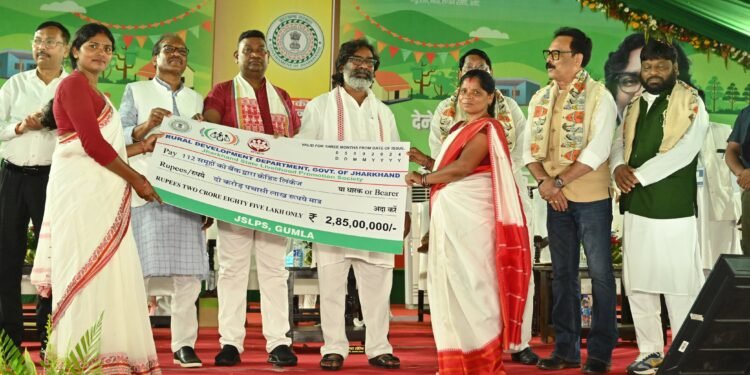 मुख्यमंत्री  हेमन्त सोरेन गुमला जिला अंतर्गत सिसई प्रखंड के पण्डरानी ग्राम में चौथे चरण के “आपकी योजना आपकी सरकार आपके द्वार ” कार्यक्रम में हुए सम्मिलित, लाभुकों से भी किया सीधा संवाद