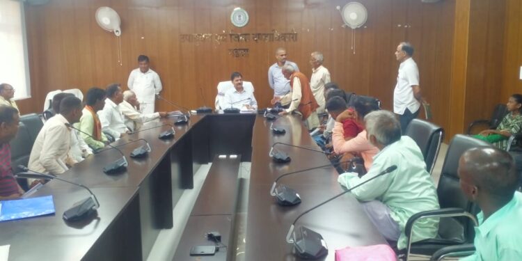 उपायुक्त ने जनता दरबार के माध्यम से सुनी आमजनों की समस्याएं।