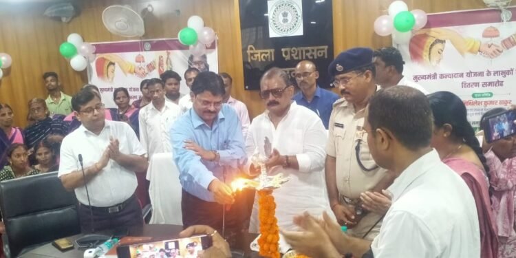 गढ़वा : माननीय मंत्री के हाथों मुख्यमंत्री कन्यादान योजना के 476 लाभुकों को दिया गया स्वीकृति पत्र