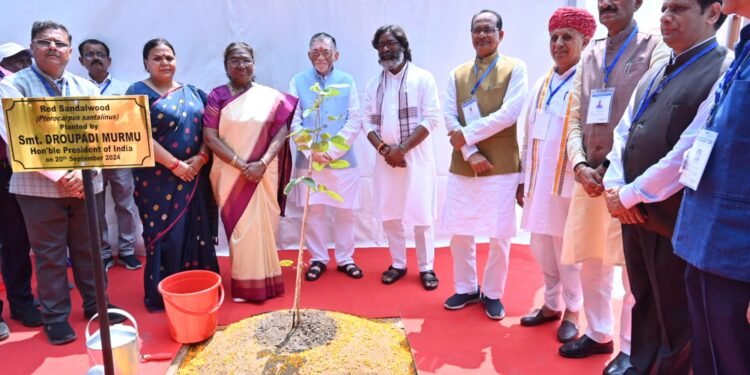 राष्ट्रपति द्रौपदी मुर्मु ने रांची में कृषि संस्थान के शताब्दी समारोह में किया वृक्षारोपण