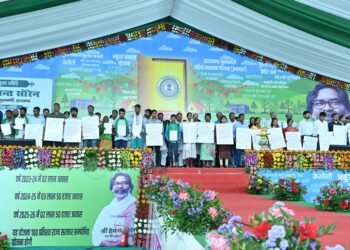 मुख्यमंत्री श्री हेमन्त सोरेन ने साहेबगंज जिला के बरहेट प्रखंड स्थित भोगनाडीह में आयोजित “आपकी योजना-आपकी सरकार-आपके द्वार” कार्यक्रम को वीडियो कॉन्फ्रेंसिंग के जरिए किया सम्बोधित।