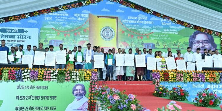 मुख्यमंत्री श्री हेमन्त सोरेन ने साहेबगंज जिला के बरहेट प्रखंड स्थित भोगनाडीह में आयोजित “आपकी योजना-आपकी सरकार-आपके द्वार” कार्यक्रम को वीडियो कॉन्फ्रेंसिंग के जरिए किया सम्बोधित।