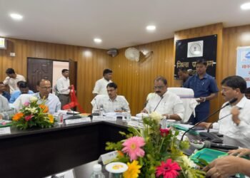 मंत्री मिथिलेश कुमार ठाकुर ने गढ़वा समाहरणालय में की पेयजल एवं स्वच्छता विभाग की राज्यस्तरीय समीक्षा बैठक, लक्ष्य प्राप्ति का दिया निर्देश