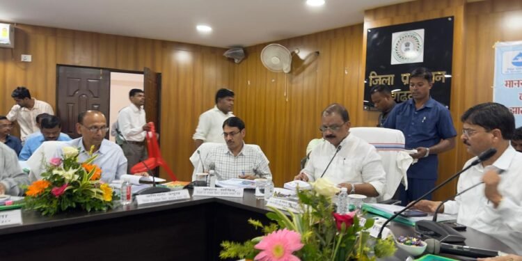 मंत्री मिथिलेश कुमार ठाकुर ने गढ़वा समाहरणालय में की पेयजल एवं स्वच्छता विभाग की राज्यस्तरीय समीक्षा बैठक, लक्ष्य प्राप्ति का दिया निर्देश