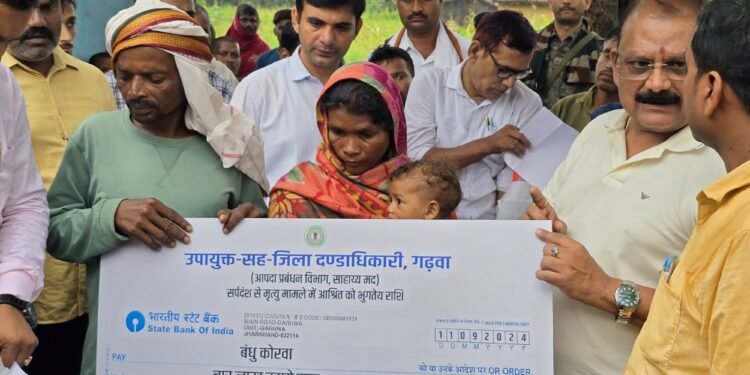 सर्पदंश से मृतकों के आश्रितों को मिला 4 लाख का मुआवजा: मंत्री मिथिलेश कुमार ठाकुर ने सौंपे चेक