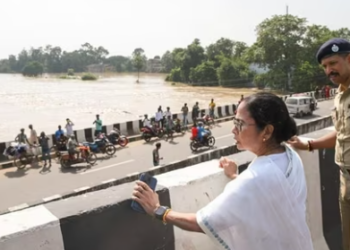 ममता बनर्जी और हेमंत सोरेन के बीच बड़ा विवाद: बंगाल में बाढ़ और झारखंड सीमा सील