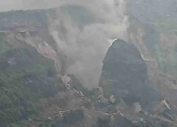 धनबाद में कोयला खदान में भयानक लैंडस्लाइड: धूल के गुबार ने शहर को किया प्रभावित