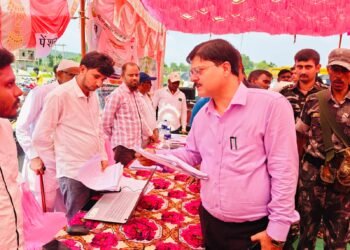 गढ़वा : मेराल प्रखंड के चामा पंचायत में आयोजित “आपकी योजना आपकी सरकार आपके द्वार” कार्यक्रम में पहुंचे उपायुक्त