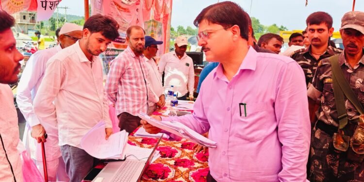 गढ़वा : मेराल प्रखंड के चामा पंचायत में आयोजित “आपकी योजना आपकी सरकार आपके द्वार” कार्यक्रम में पहुंचे उपायुक्त