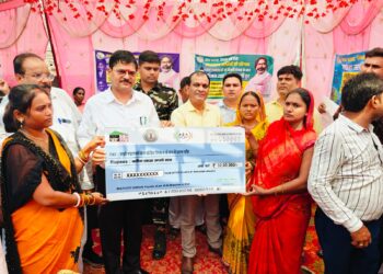 आपकी योजना-आपकी सरकार-आपके द्वार कार्यक्रम में गढ़वा प्रखंड के बेलचम्पा पंचायत पहुंचे उपायुक्त,लाभुकों के बीच किया परिसंपत्तियों का वितरण 