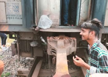 बक्सर : दो हिस्सों में बटी मगध एक्सप्रेस, धरौली हाल्ट के पास हुआ हादसा, दिल्ली-हावड़ा मुख्य मार्ग पर परिचालन ठप