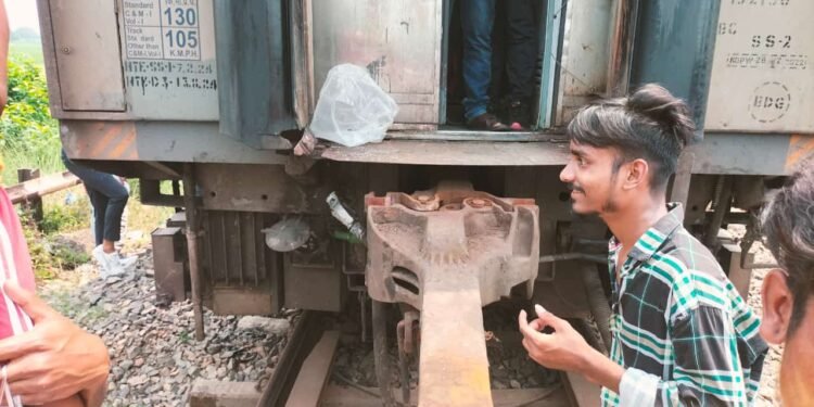 बक्सर : दो हिस्सों में बटी मगध एक्सप्रेस, धरौली हाल्ट के पास हुआ हादसा, दिल्ली-हावड़ा मुख्य मार्ग पर परिचालन ठप