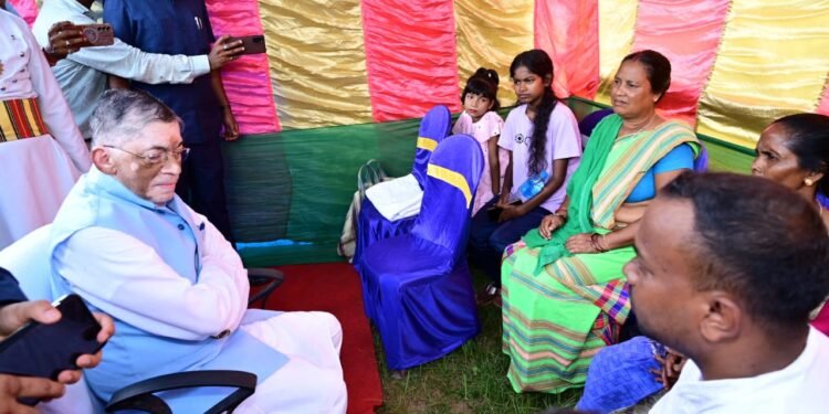 राज्यपाल महोदय ने हूल क्रान्ति के अमर महानायकों को श्रद्धांजलि अर्पित की तथा उनके वंशजों से भेंट की