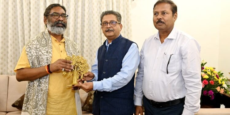 मुख्यमंत्री हेमन्त सोरेन से नाबार्ड के मुख्य महाप्रबंधक एस०के० जहागीरदार ने मुलाकात की