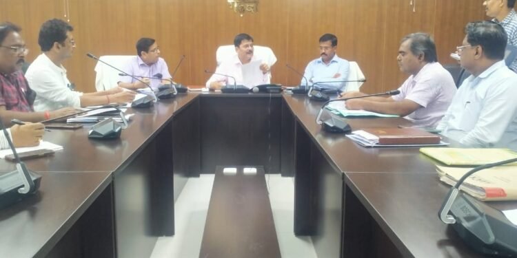 गढ़वा : उपायुक्त की अध्यक्षता में अनुकंपा समिति की बैठक में 7 नियुक्तियाँ, 31 लिपिकों को प्रोन्नति
