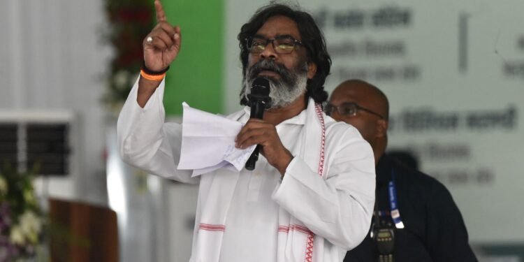 मुख्यमंत्री श्री हेमन्त सोरेन आज जामताड़ा जिला के कुंडहित प्रखंड अंतर्गत धनुकडीह मैदान में आयोजित “आपकी योजना-आपकी सरकार-आपके द्वार ” कार्यक्रम में हुए सम्मिलित।