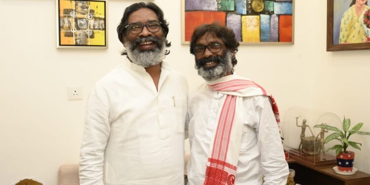 मुख्यमंत्री हेमन्त सोरेन से मिले हमशक्ल रंगमंच कलाकार मुन्ना लोहरा, झारखंड के कलाकारों के लिए बनेगी नई पॉलिसी