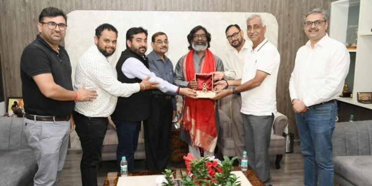 मुख्यमंत्री हेमन्त सोरेन से रांची दुर्गा पूजा समिति की मुलाकात, पूजा पंडालों में आने का निमंत्रण