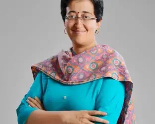 दिल्ली की सियासत में नया अध्याय: आतिशी बनीं मुख्यमंत्री, केजरीवाल का इस्तीफा