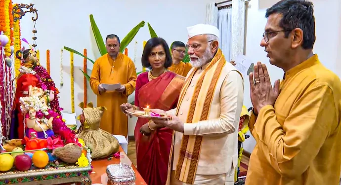 प्रधानमंत्री मोदी ने मुख्य न्यायाधीश के निवास पर गणपति पूजा में भाग लिया