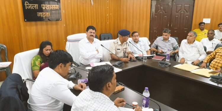 गढ़वा: दुर्गापूजा एवं दशहरा: शांति समिति की बैठक में विधि-व्यवस्था पर जोर