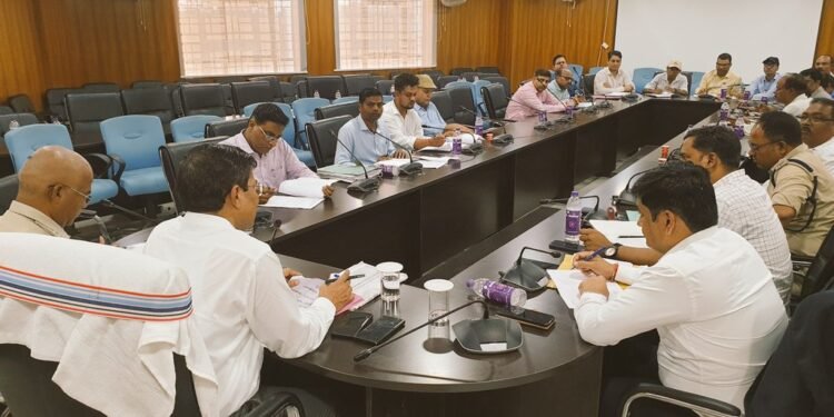 गढ़वा में सड़क सुरक्षा: उपायुक्त शेखर जमुआर की अध्यक्षता में महत्वपूर्ण बैठक