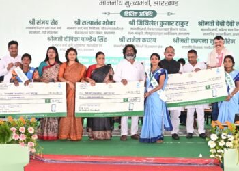 पेयजल एवं स्वच्छता विभाग द्वारा आयोजित “राज्य स्तरीय जलसहिया क्षमतावर्द्धन-सह-स्वच्छता ही सेवा” कार्यक्रम में मुख्य अतिथि के रूप में सम्मिलित हुए मुख्यमंत्री श्री हेमन्त सोरेन।