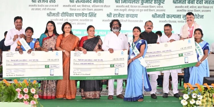 पेयजल एवं स्वच्छता विभाग द्वारा आयोजित “राज्य स्तरीय जलसहिया क्षमतावर्द्धन-सह-स्वच्छता ही सेवा” कार्यक्रम में मुख्य अतिथि के रूप में सम्मिलित हुए मुख्यमंत्री श्री हेमन्त सोरेन।