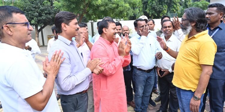 मुख्यमंत्री हेमन्त सोरेन से मुलाकात: कर्मचारी संघों ने जताया आभार, रखीं नई मांगें