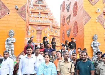 Dhanbad: दुर्गा पूजा 2024: उपायुक्त माधवी मिश्रा और SSP हृदीप पी जनार्दनन ने किया पूजा पंडालों का निरीक्षण