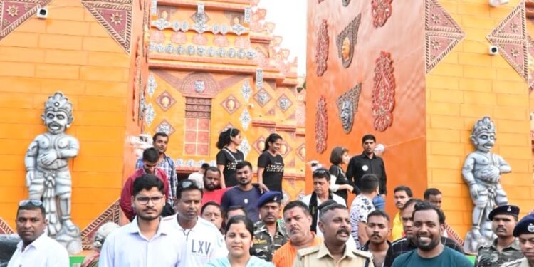 Dhanbad: दुर्गा पूजा 2024: उपायुक्त माधवी मिश्रा और SSP हृदीप पी जनार्दनन ने किया पूजा पंडालों का निरीक्षण