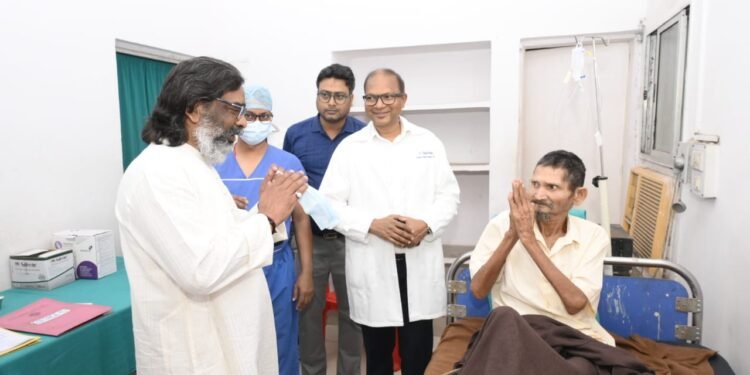 “मुख्यमंत्री हेमन्त सोरेन ने रिम्स में इलाजरत मरीजों का हालचाल जाना”: Ranchi