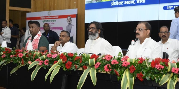 “मुख्यमंत्री हेमन्त सोरेन ने सामुदायिक स्वास्थ्य पदाधिकारियों को सौंपे नियुक्ति पत्र, झारखण्ड भवन और ग्रिड सब-स्टेशन का शिलान्यास”