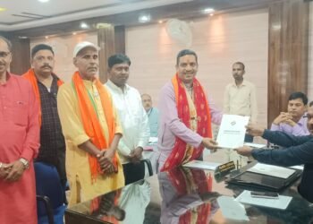 गढ़वा: नामांकन की प्रक्रिया शुरू: झारखंड विधानसभा चुनाव में उम्मीदवारों ने दाखिल किए नामांकन पत्र