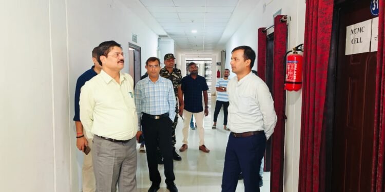 गढ़वा: विधानसभा आम चुनाव 2024 की तैयारियों को लेकर गढ़वा में जिला निर्वाचन पदाधिकारी ने किया निरीक्षण