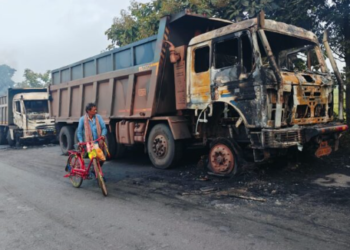हजारीबाग: केरेडारी में उग्रवादियों का तांडव, कोयला ढुलाई में लगी पांच हाइवा में आगजनी!