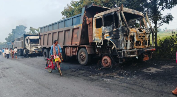 हजारीबाग: केरेडारी में उग्रवादियों का तांडव, कोयला ढुलाई में लगी पांच हाइवा में आगजनी!