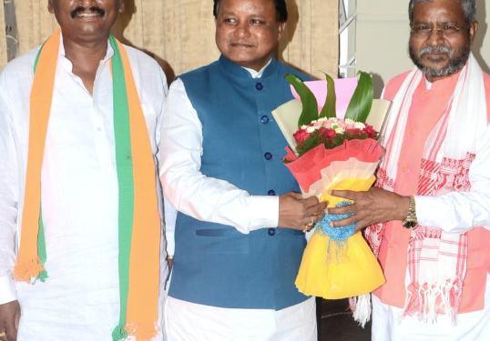 चाईबासा में उड़ीसा के मुख्यमंत्री मोहन मोदी का भव्य स्वागत, पुष्प गुच्छ देकर किया अभिनंदन