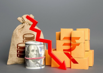 डॉलर के मुकाबले रुपया ऐतिहासिक निचले स्तर पर, तेल की कीमतों में उछाल