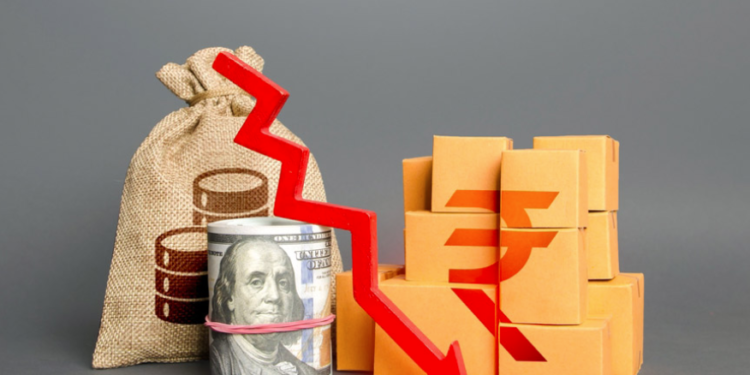 डॉलर के मुकाबले रुपया ऐतिहासिक निचले स्तर पर, तेल की कीमतों में उछाल