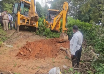 दुमका में हत्या की गुत्थी: 18 दिन बाद शव कब्र से निकाला गया