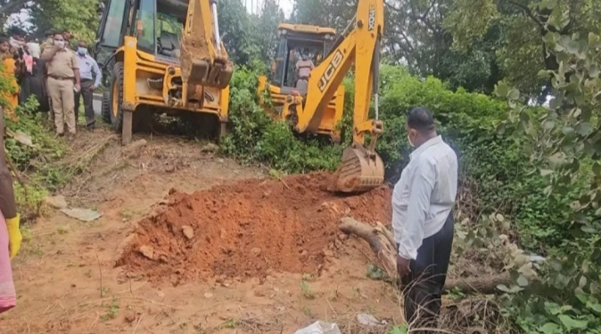 दुमका में हत्या की गुत्थी: 18 दिन बाद शव कब्र से निकाला गया