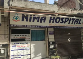 दिल्ली के कालिंदी कुंज अस्पताल में इलाज के लिए आए दो लड़कों ने डॉक्टर की गोली मारकर हत्या की