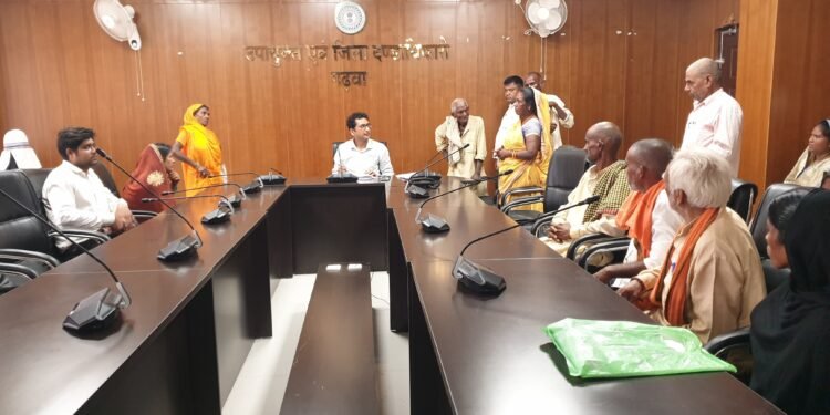 गढ़वा: जनता दरबार में उपायुक्त गढ़वा के निर्देश पर समस्याओं का समाधान