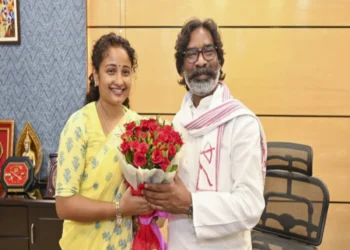 हेमंत सोरेन और कल्पना मुर्मू सोरेन ने खरीदा पर्चा, 24 अक्टूबर को करेंगे नामांकन