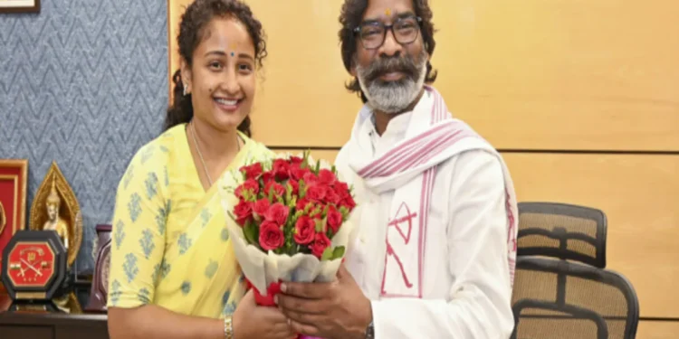 हेमंत सोरेन और कल्पना मुर्मू सोरेन ने खरीदा पर्चा, 24 अक्टूबर को करेंगे नामांकन