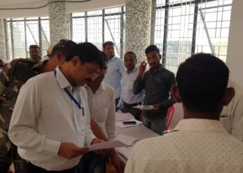 जिला निर्वाचन पदाधिकारी ने किया सामग्री कोषांग तथा मतदाता सूची विखंडीकरण कार्यो का निरीक्षण,संबंधित अधिकारियों को दिए निर्देश