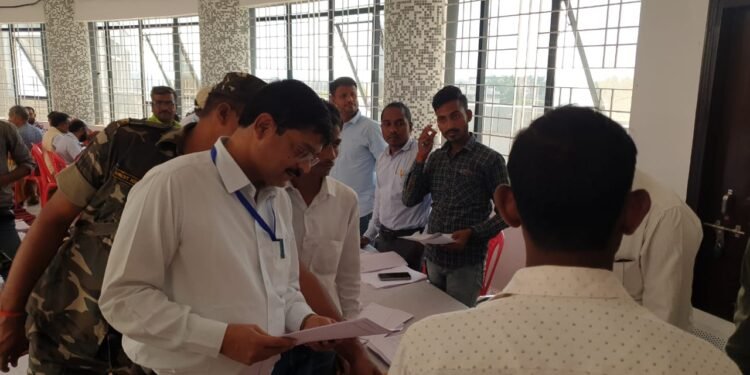 जिला निर्वाचन पदाधिकारी ने किया सामग्री कोषांग तथा मतदाता सूची विखंडीकरण कार्यो का निरीक्षण,संबंधित अधिकारियों को दिए निर्देश