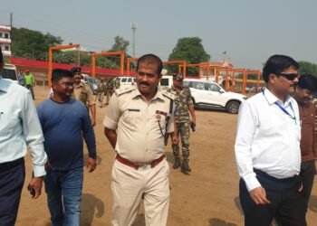 गढ़वा: उपायुक्त और पुलिस अधीक्षक ने छठ घाटों का निरीक्षण किया, सुविधाओं का जायजा लिया