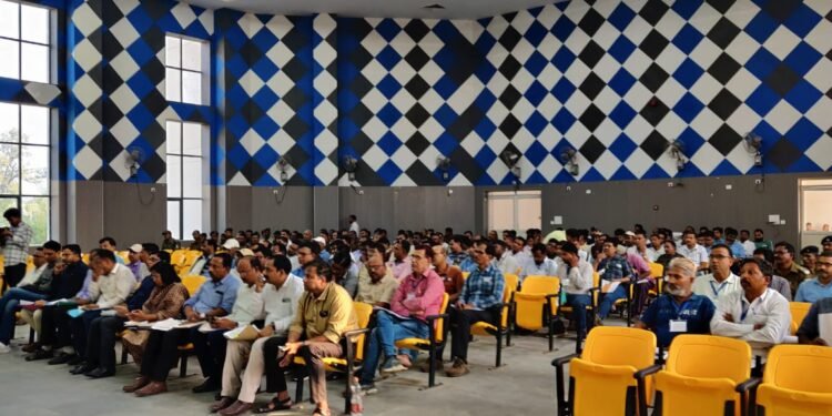 गढ़वा: EVM और वीवीपैट की तकनीकी जानकारी और निष्पक्ष मतदान की प्रक्रिया पर जोर